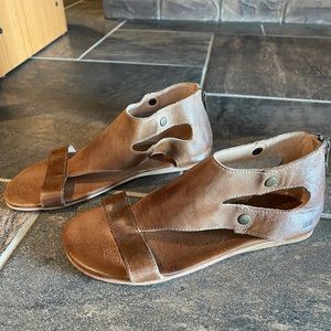 *NEW* Women’s BED STU Sandals Size 9
